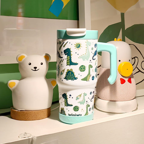 WINIWO kids tumbler showing the 2-in-1 sip-swig lid for versatile sipping.