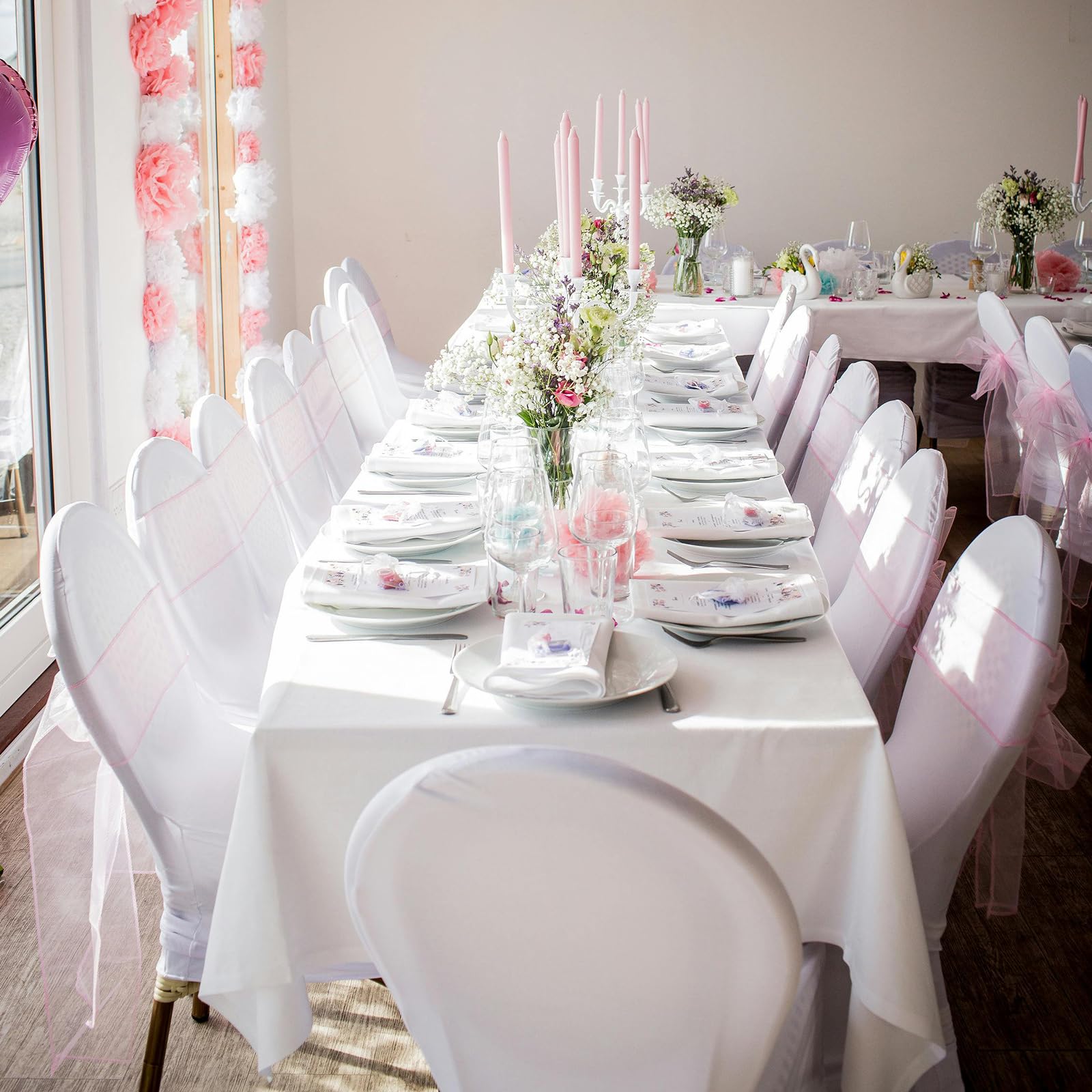 Winwingo table cloth close-up shows durable polyester fabric.