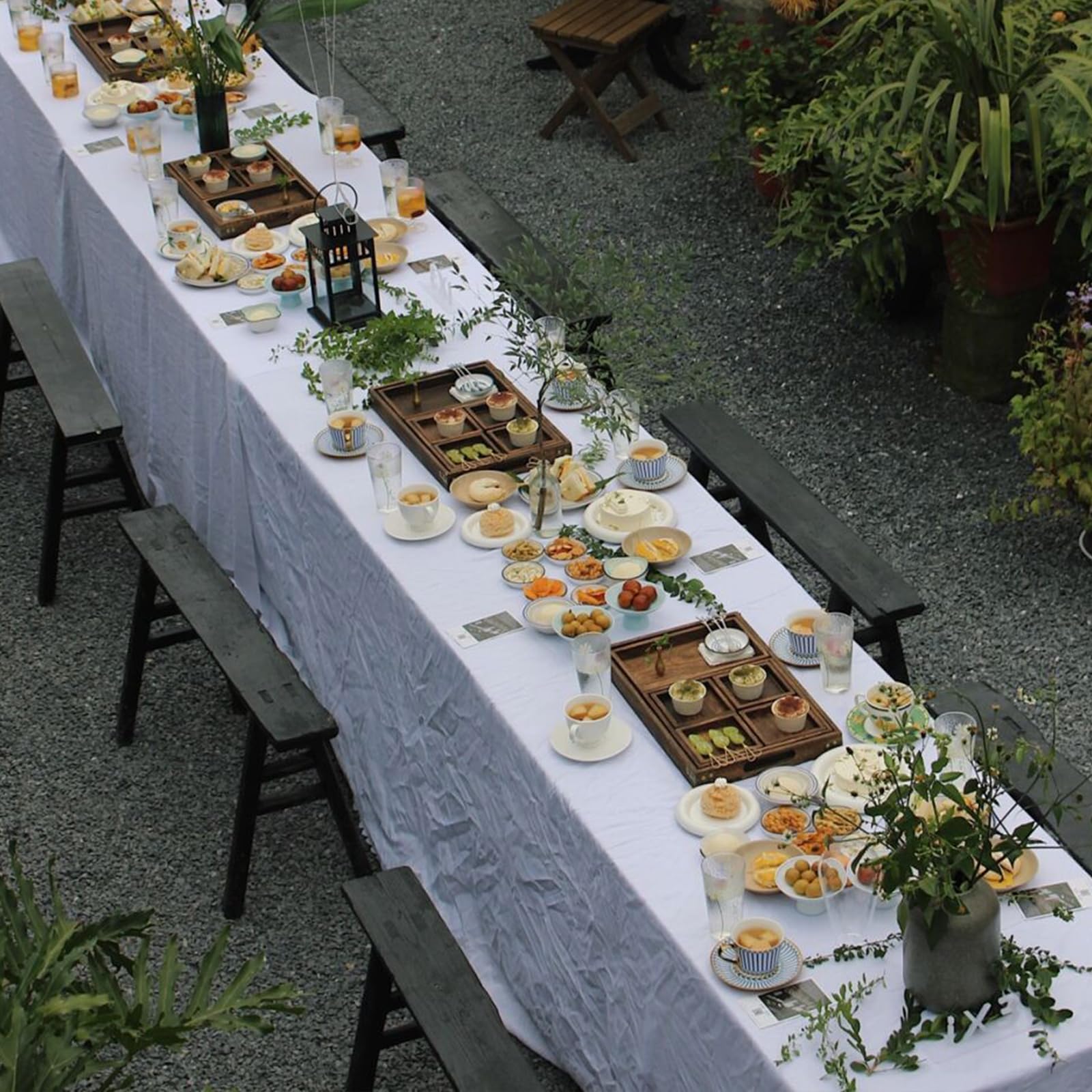 Winwingo white table cloth draped neatly for a clean look.
