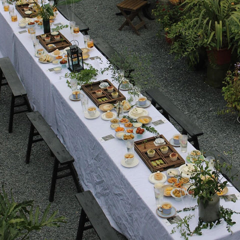 Winwingo white table cloth draped neatly for a clean look.