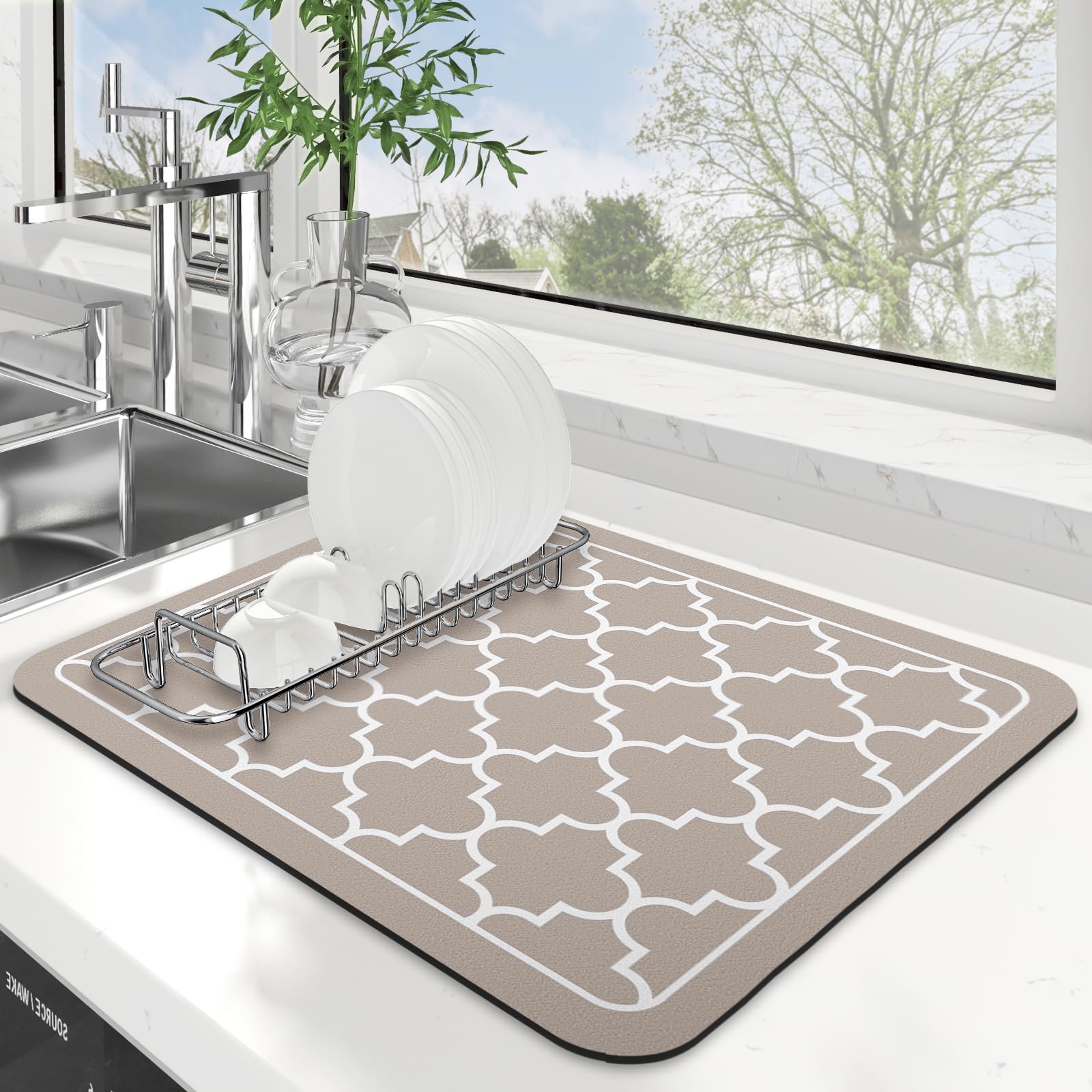 WISELIFE dish drying mat absorbency close-up shows quick water uptake for fast drying.