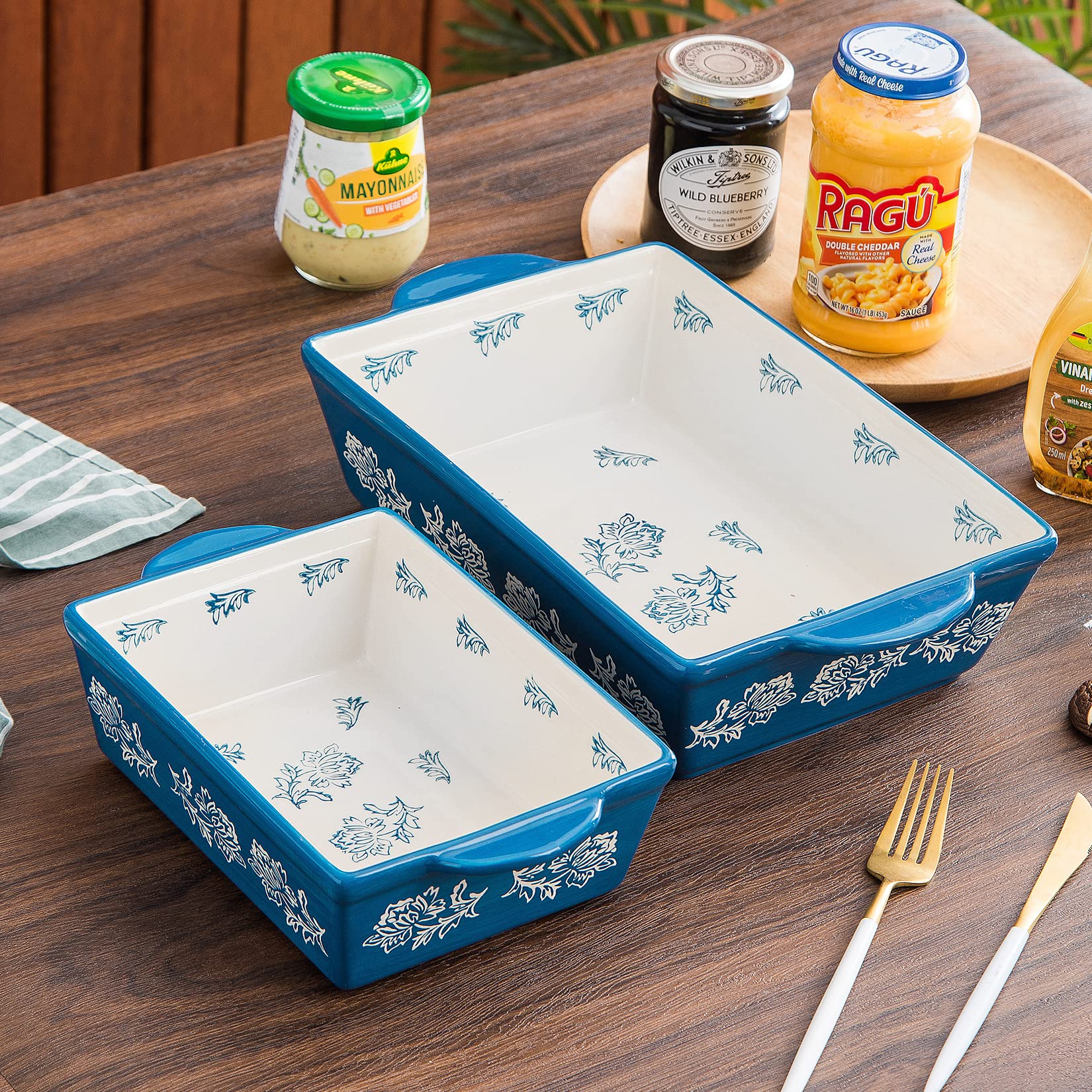 Wisenvoy double-handle design provides safer, easier transfer from oven.
