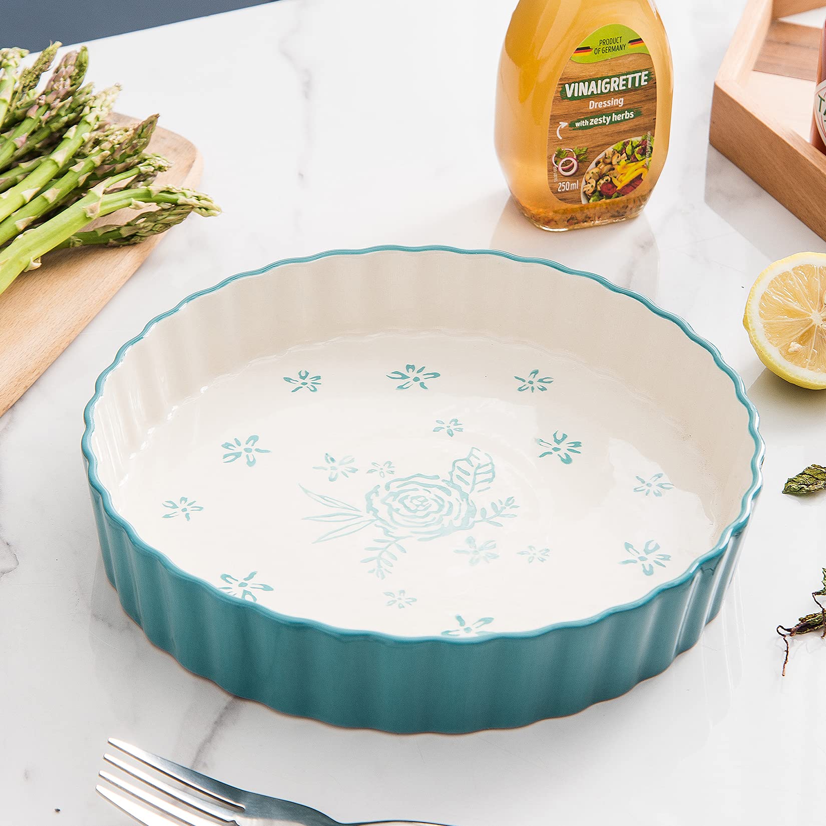 Wisenvoy ceramic pie dish with bright pattern enhances daily presentation.