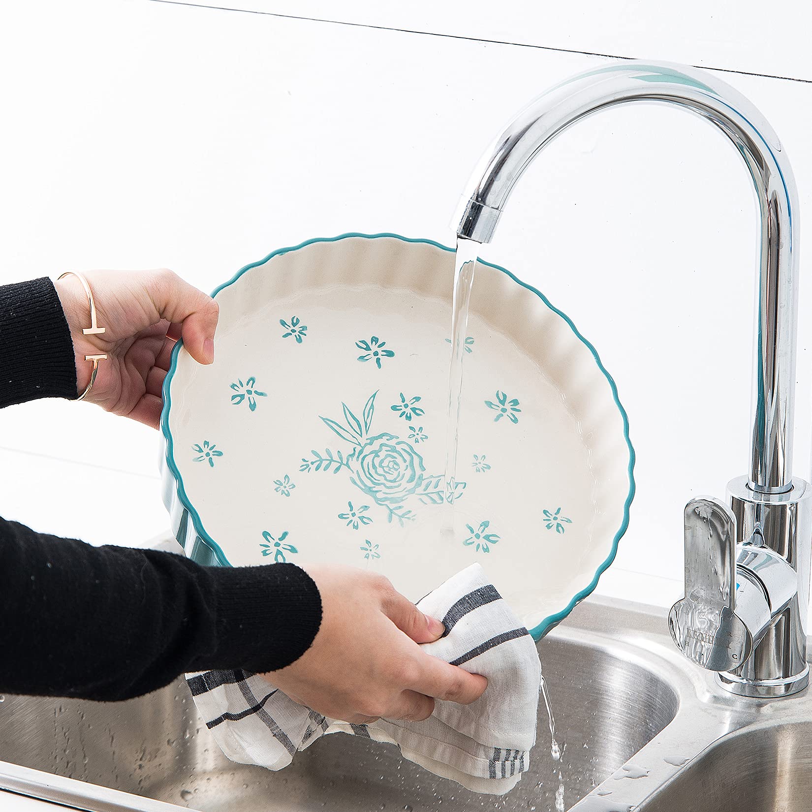 Wisenvoy pie pan versatile for baking, serving, and reheating.