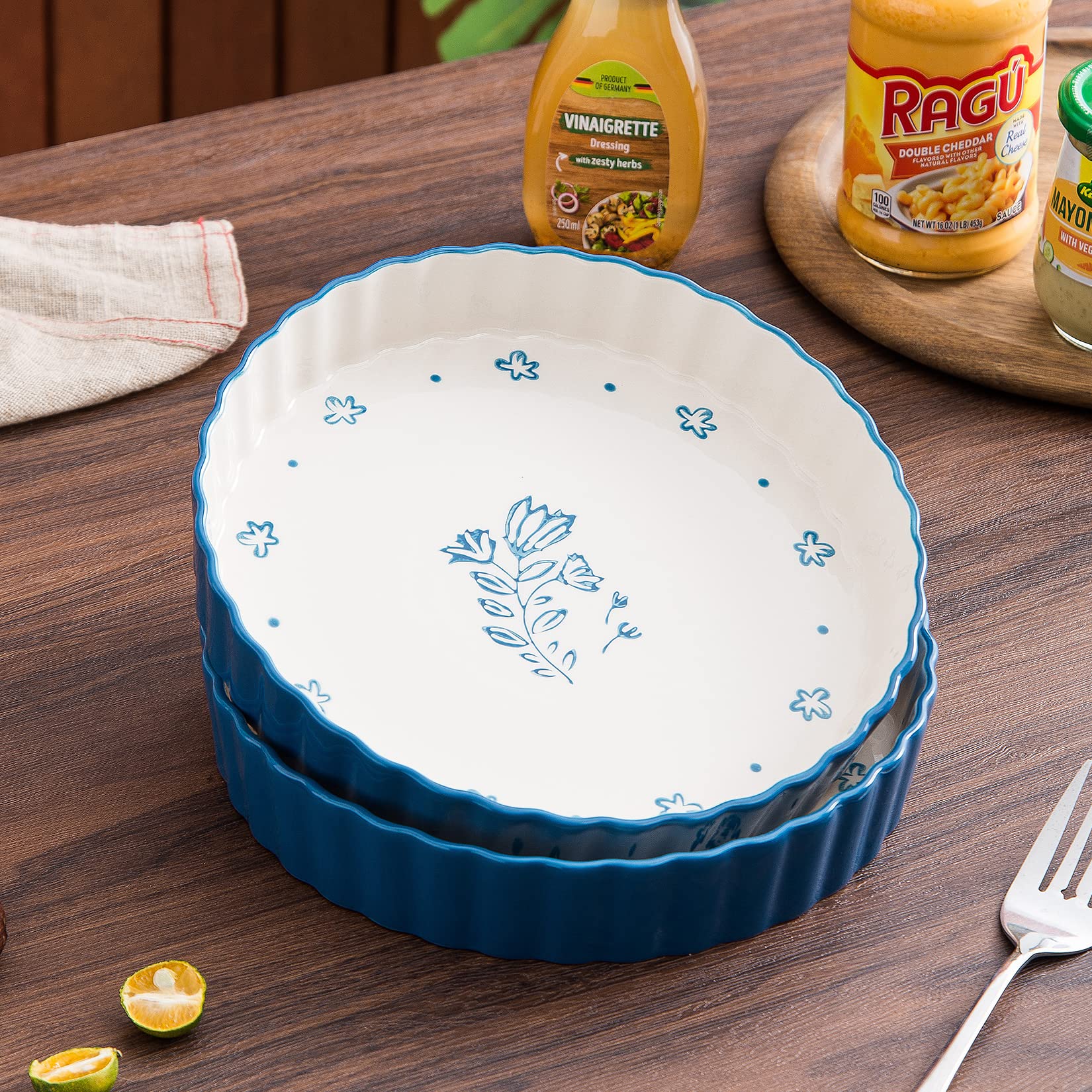 Wisenvoy porcelain pie pan cleans easily and is dishwasher safe.