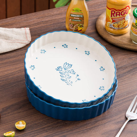 Wisenvoy porcelain pie pan cleans easily and is dishwasher safe.