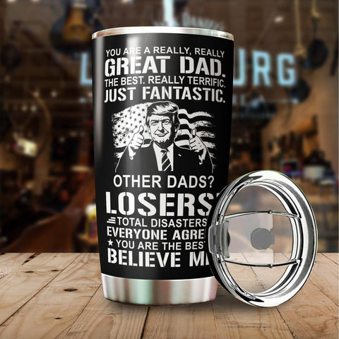 WOOKOO Dad Tumbler with spill-resistant lid prevents leaks during travel.