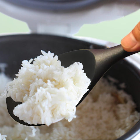 XiaoZu heat-resistant silicone spoon suitable for high-heat cooking.