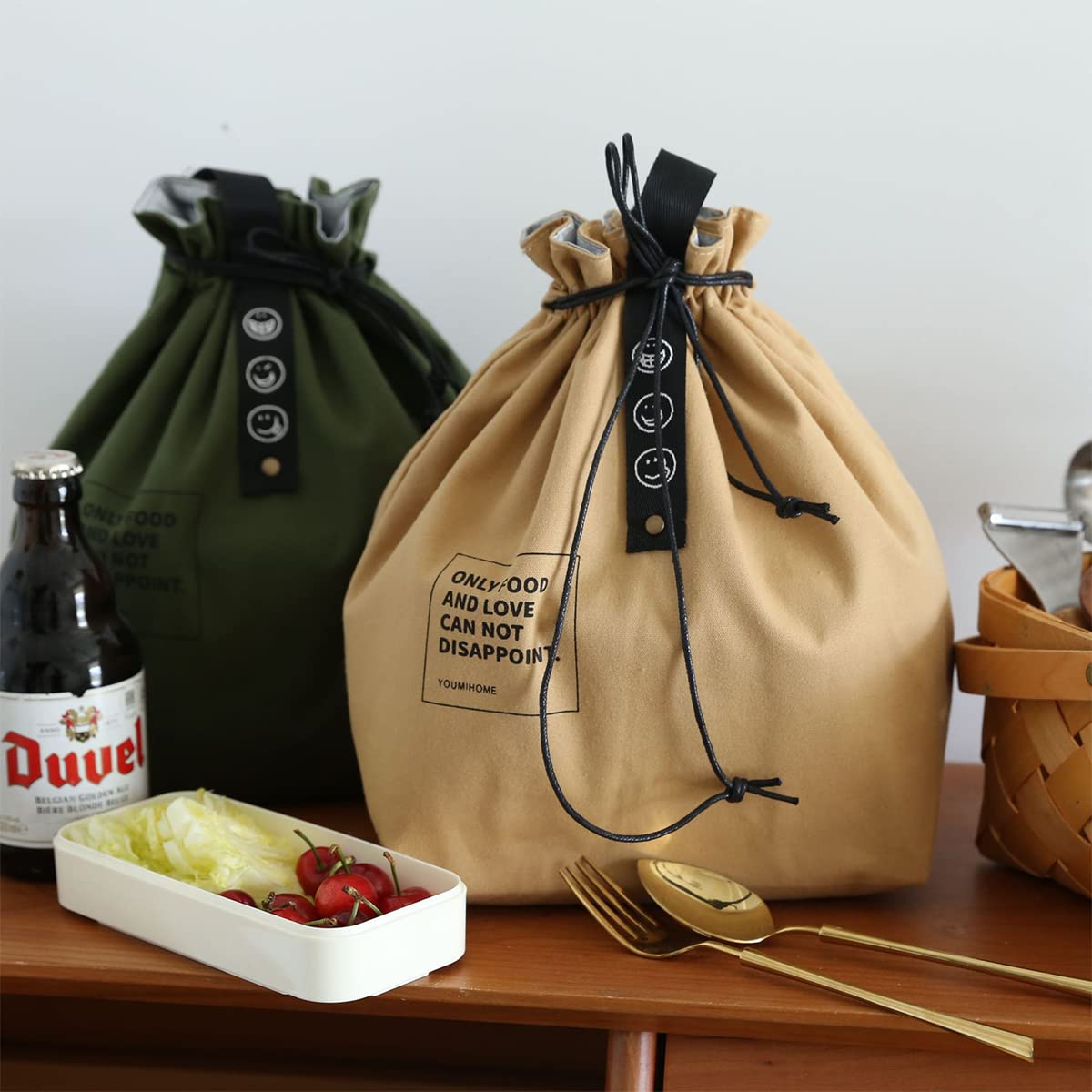 XINSHUN insulated lunch bag is lightweight for everyday carry at work, school, or trips.