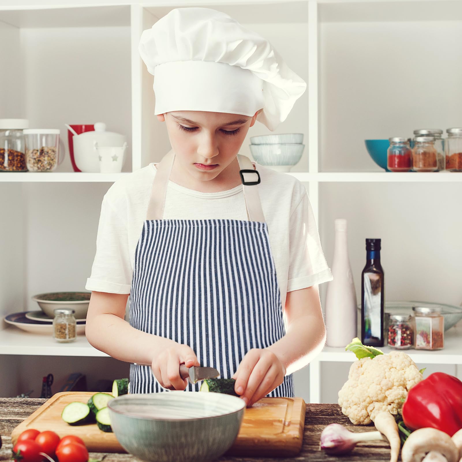 XLSXEXCL machine-washable apron simplifies cleanups after messy activities.