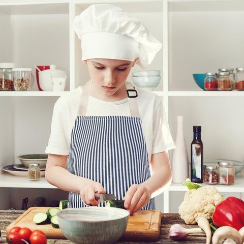 XLSXEXCL machine-washable apron simplifies cleanups after messy activities.