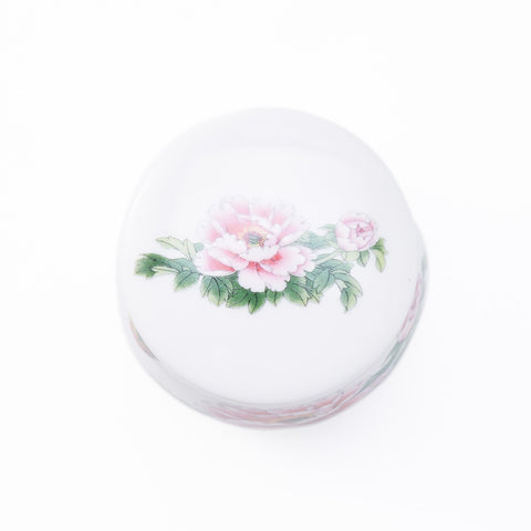 Xylarnoveth elegant floral pattern adds style to kitchens.