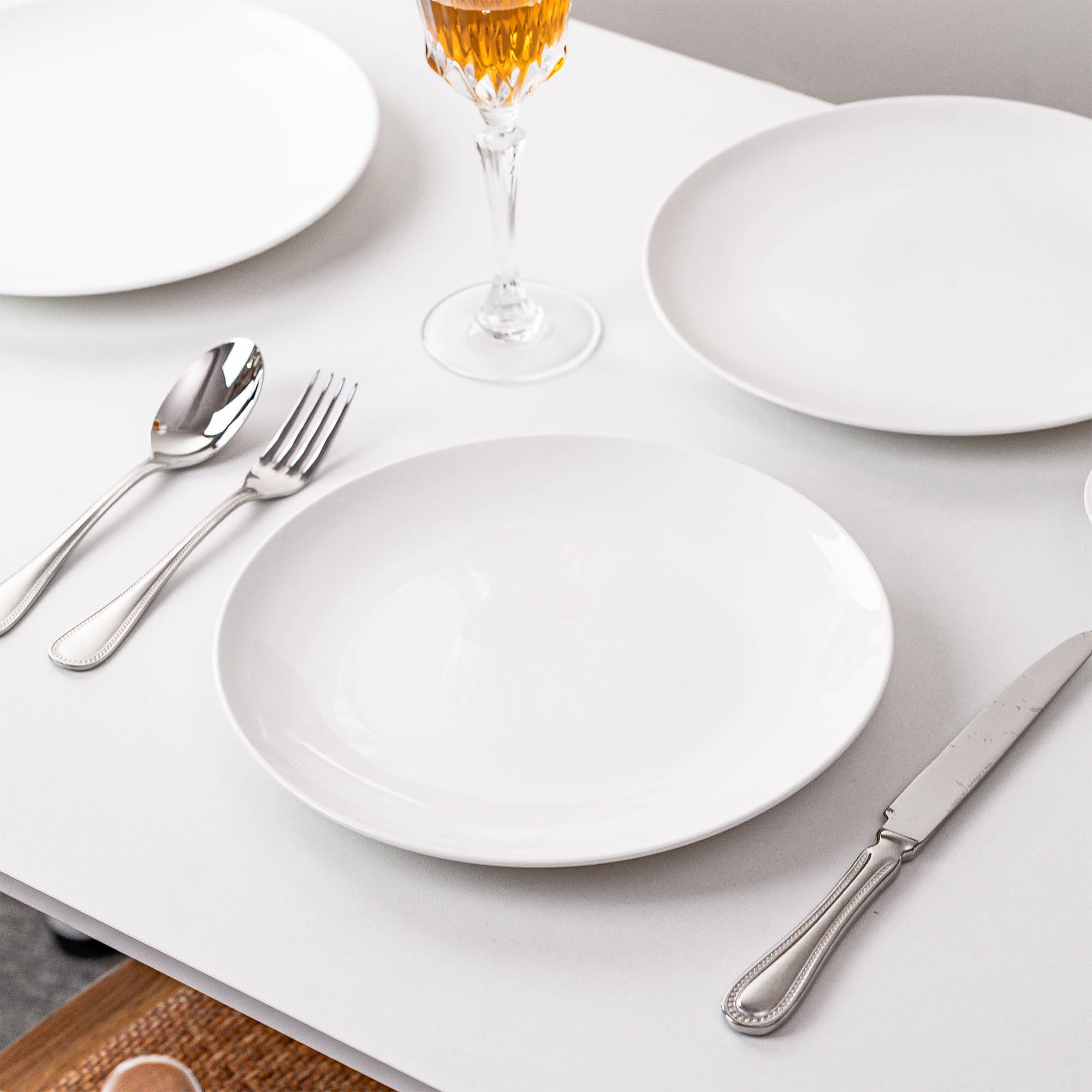 Elegant white YALONG plate for modern table setting