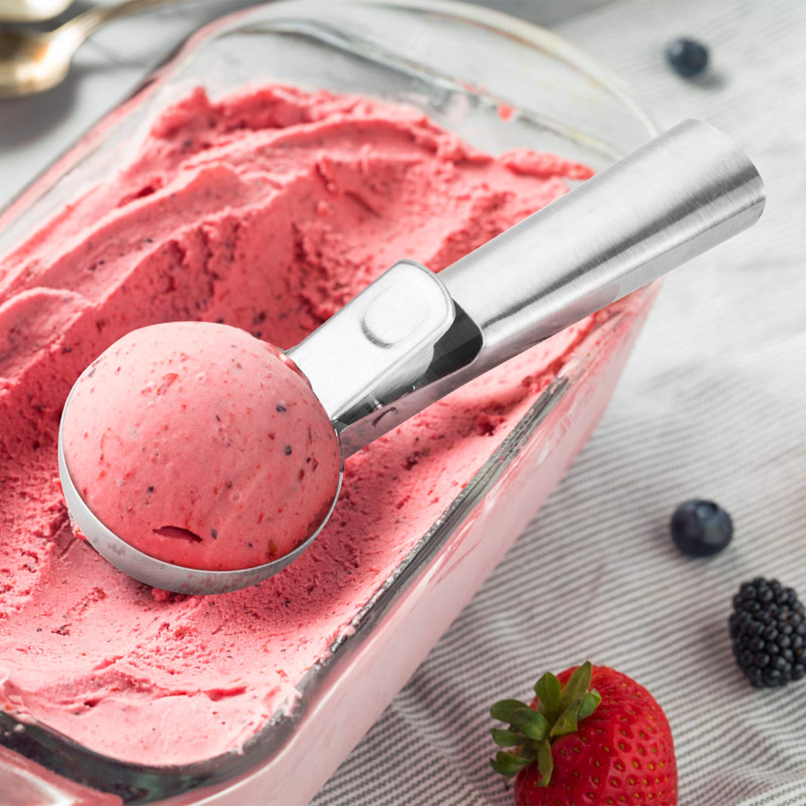 YasTant large-scoop-sundaes-gelatos perfect for generous servings.