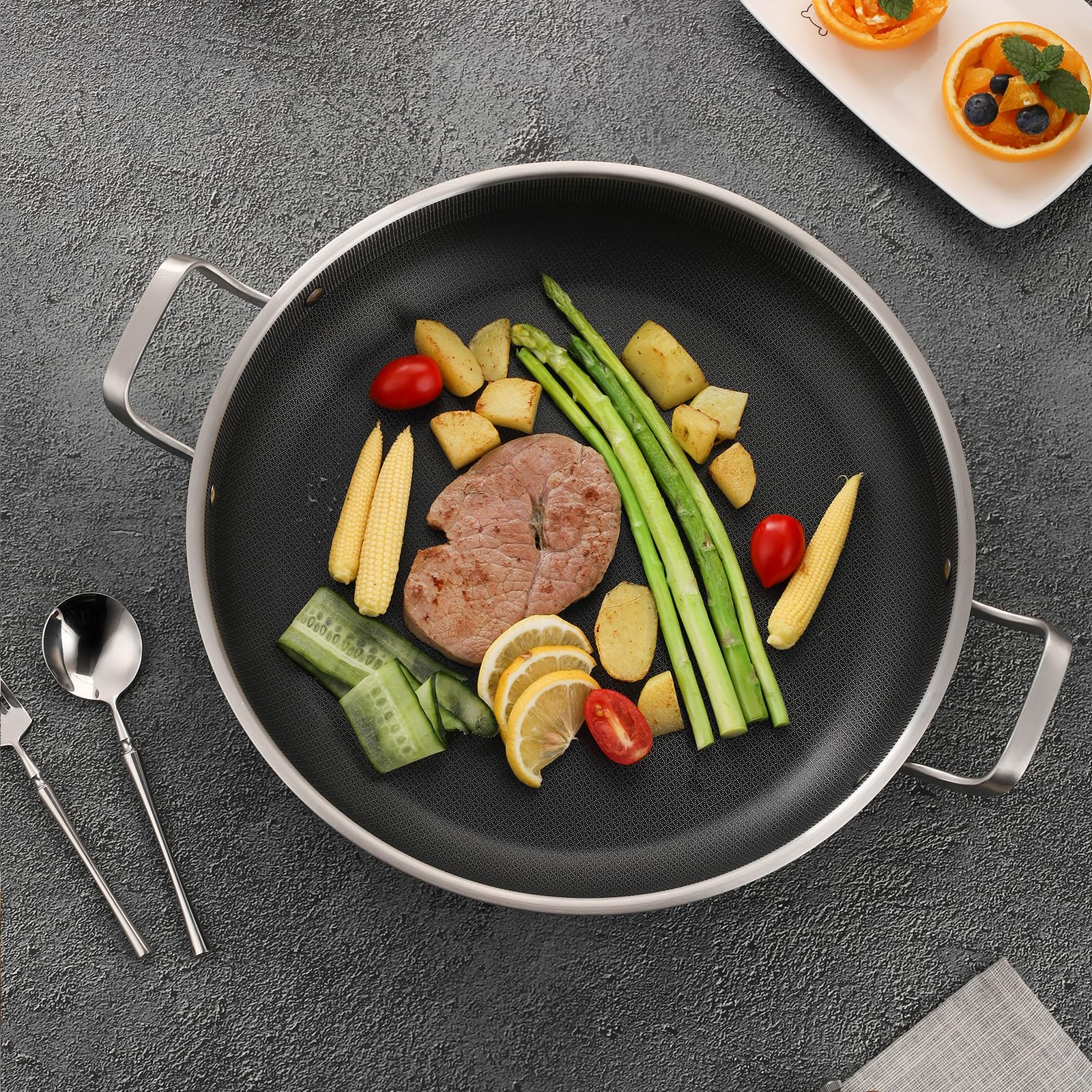 Yeksum 14.5-inch paella pan with lid showing ergonomic handling