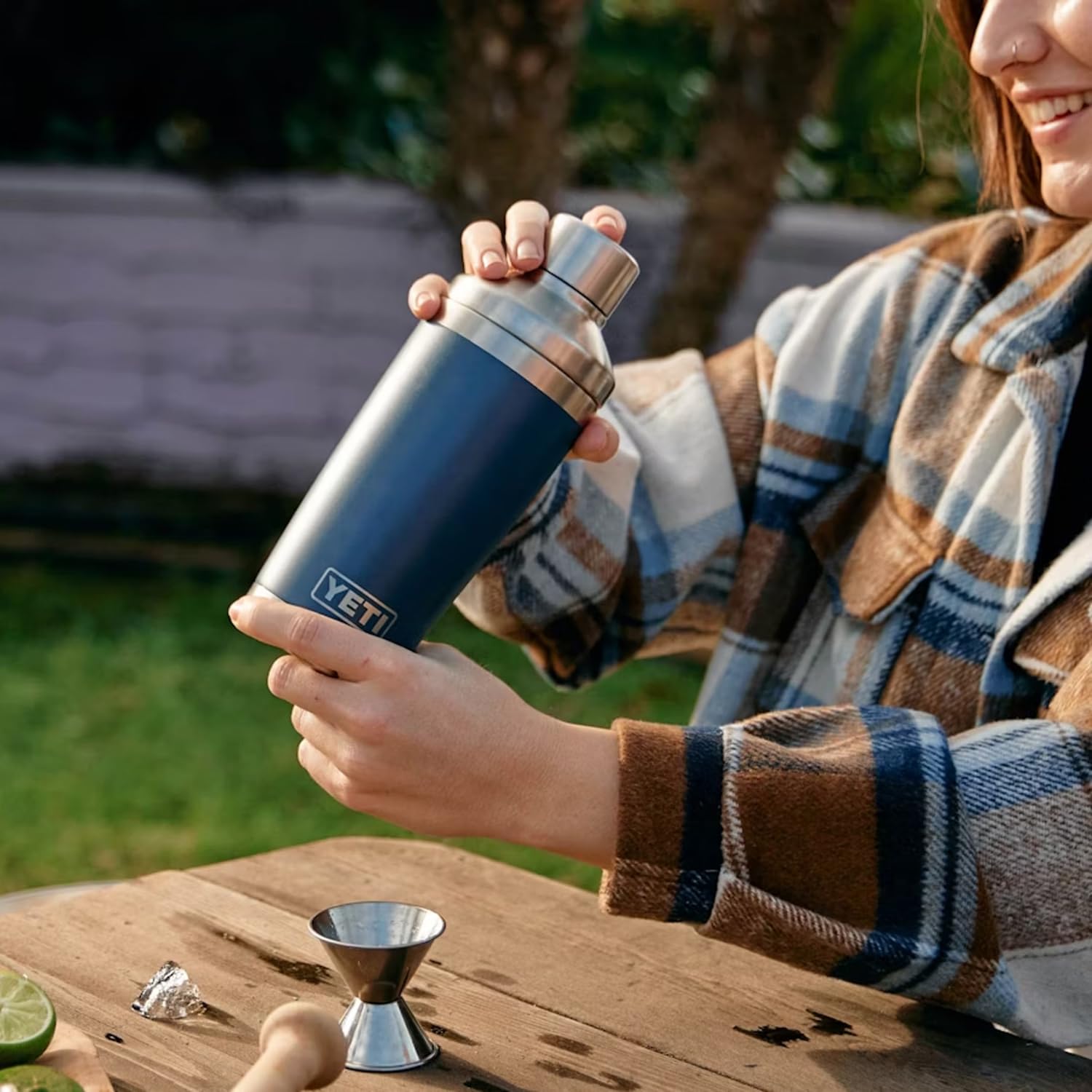 YETI Rambler 20 oz Cocktail Shaker white easy press lid for quick pour