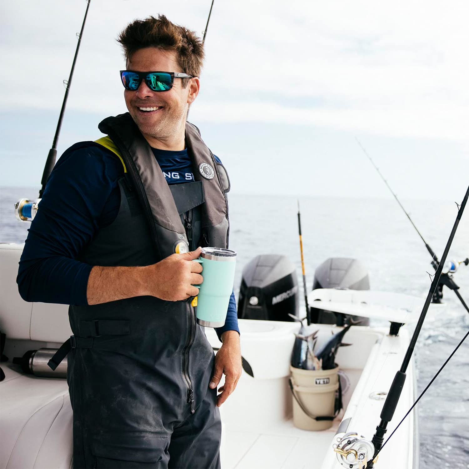 YETI Rambler navy 20 oz Travel Mug cup-holder compatibility for car and desk setups.