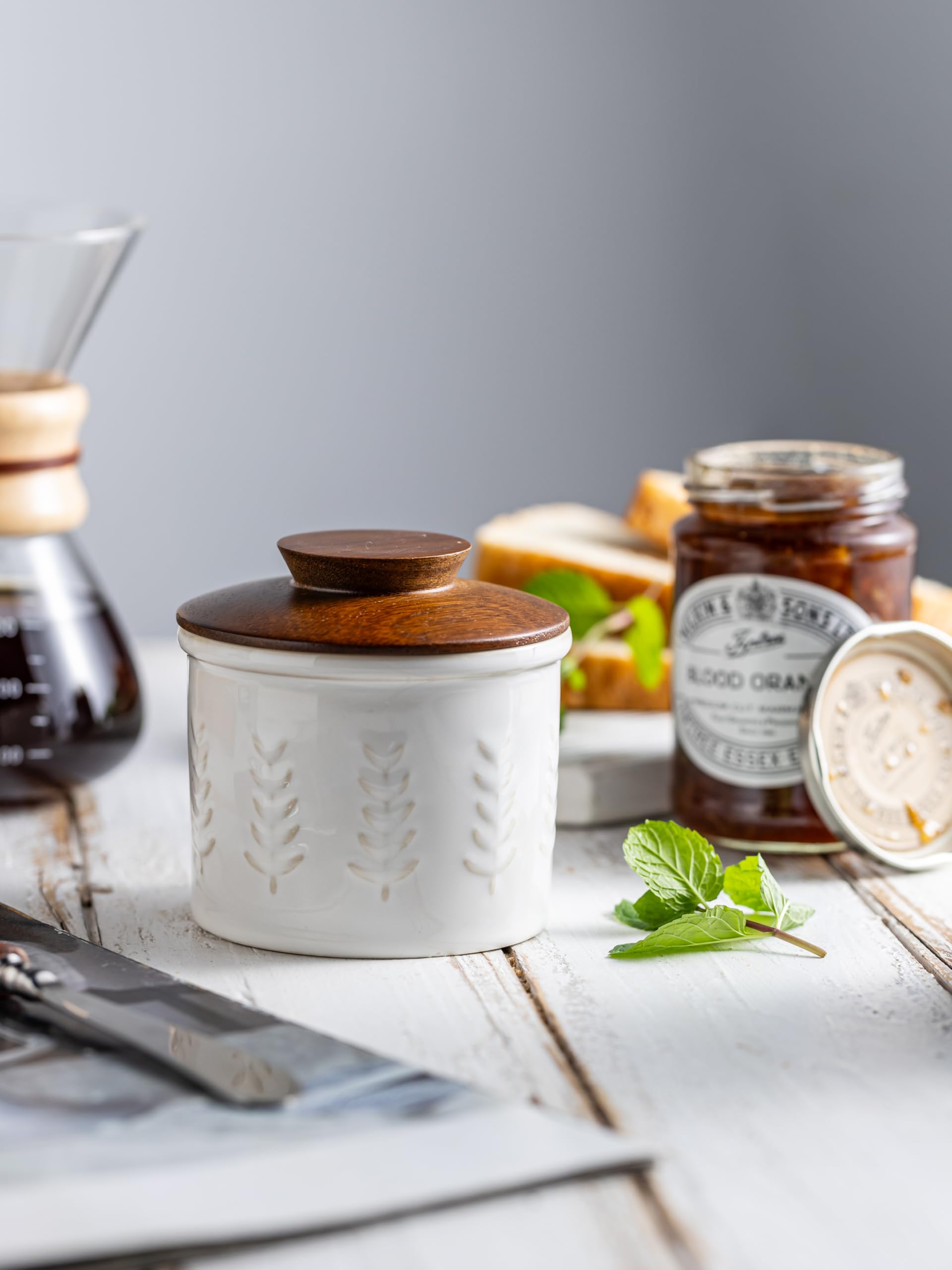 YHOJOY inverted lid demonstrates water-seal preservation for butter.