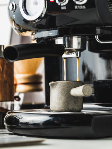 YHOJOY dishwasher and microwave safe cup for versatile use.