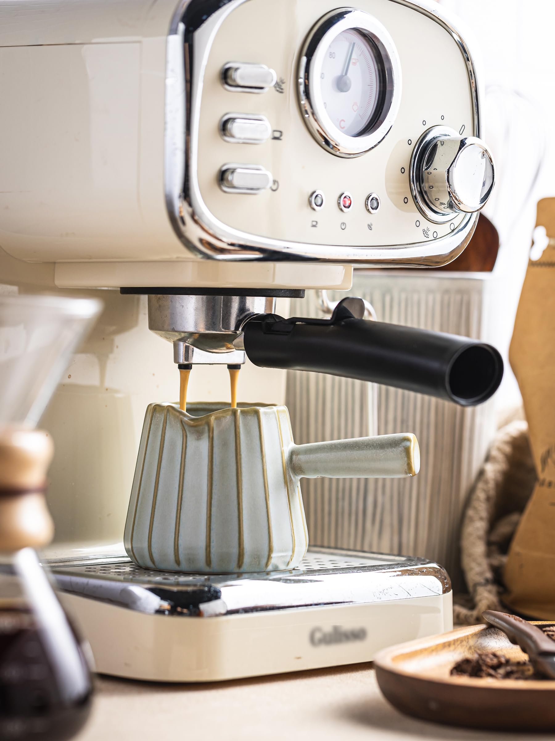 YHOJOY ergonomic grip for stable pouring during frothing