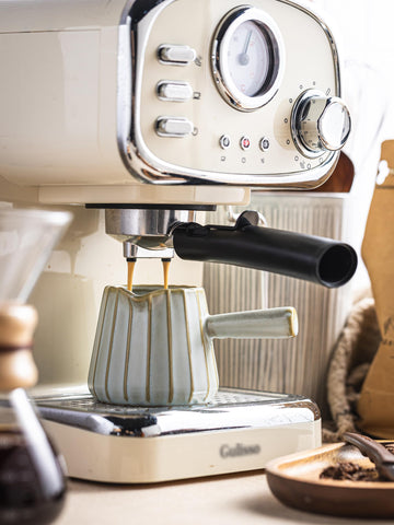 YHOJOY ergonomic grip for stable pouring during frothing