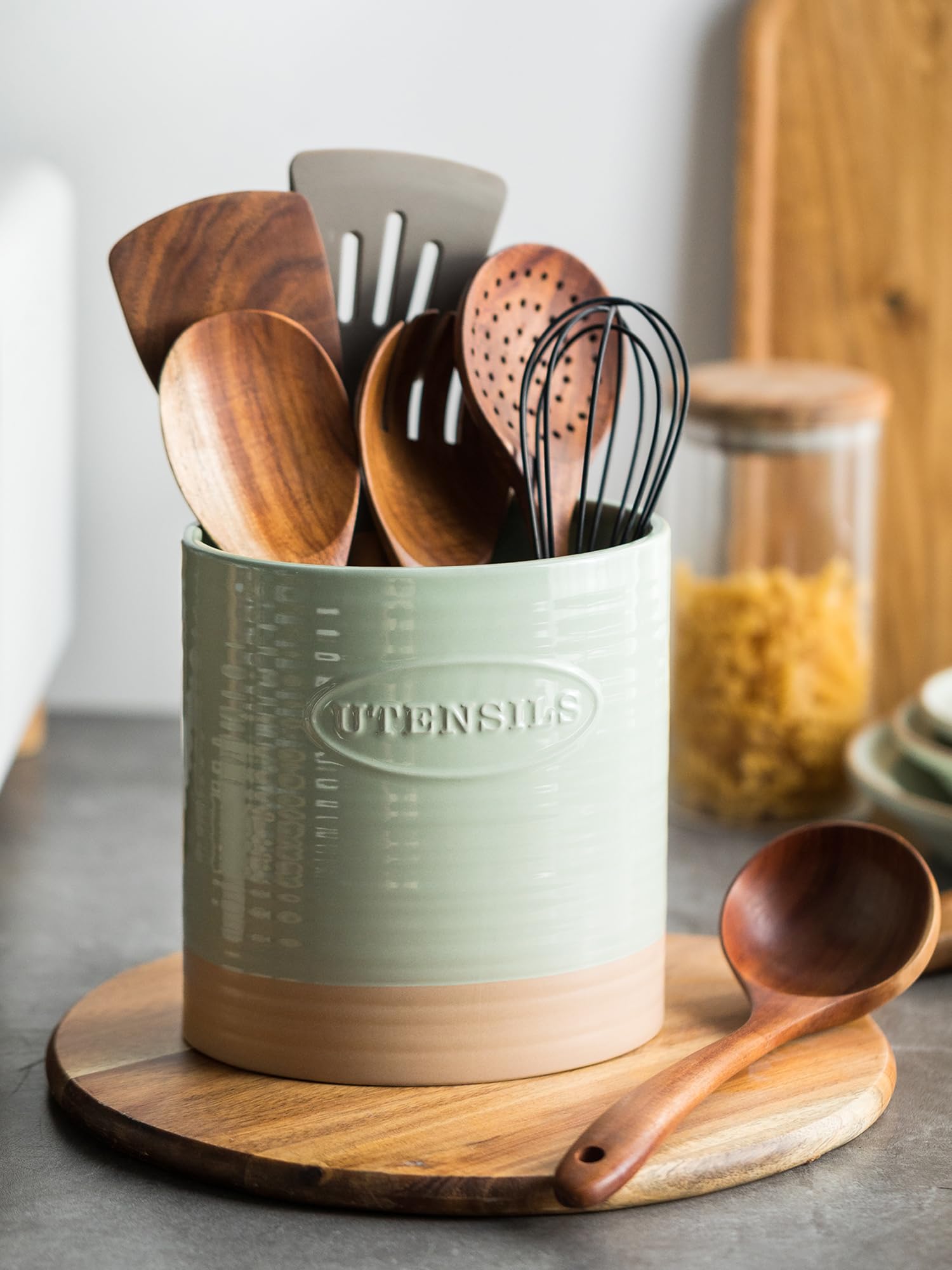YHOSSEUN large 6.7-inch holder keeps 12+ utensils organized.