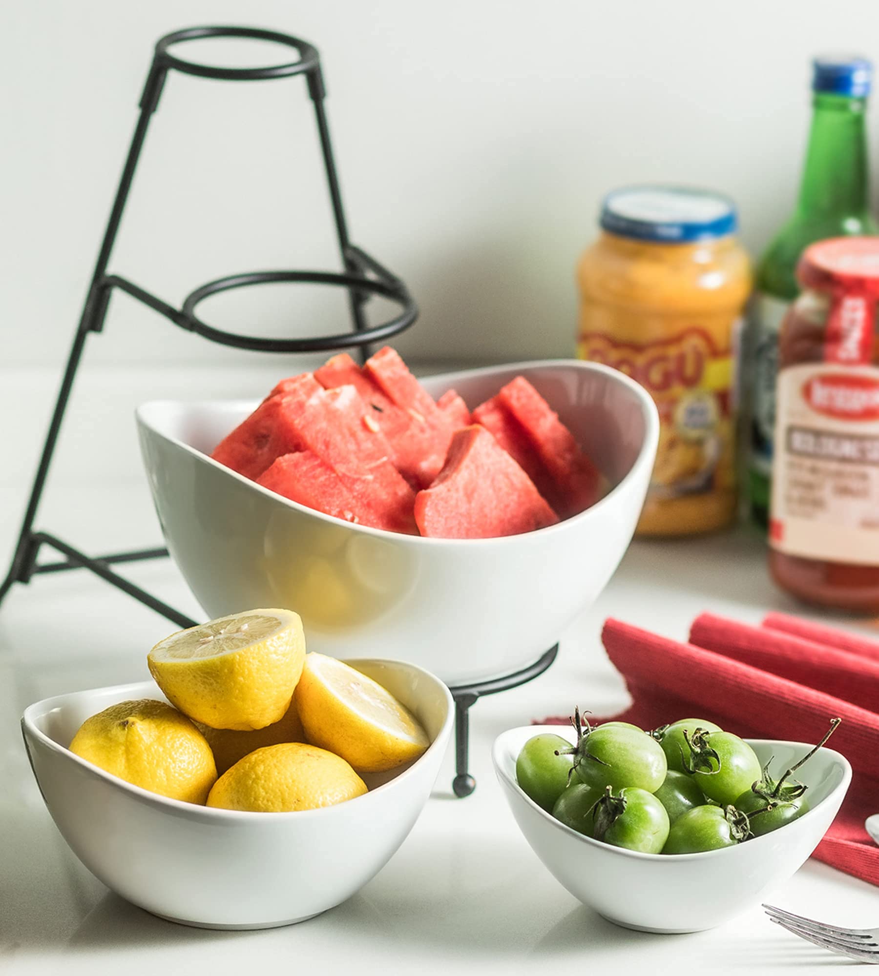 YHOSSEUN smooth-edged bowls protect countertops during serving.