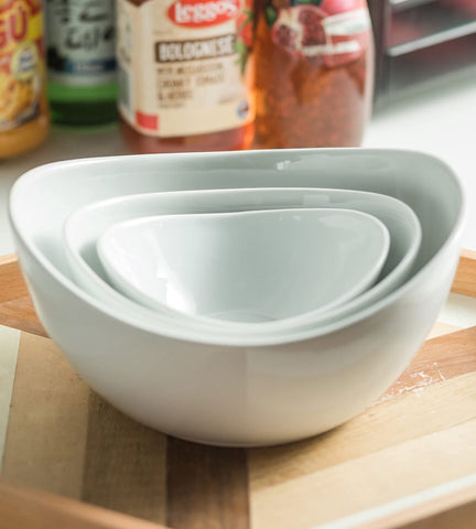 YHOSSEUN three-tier design saves space and elevates presentation.