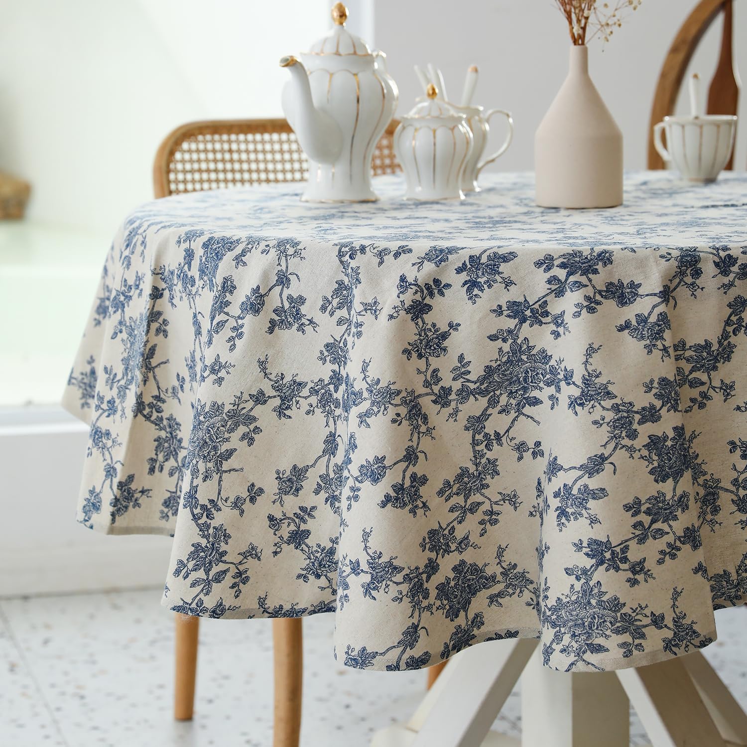 YiHomer Pastoral round tablecloth 60-inch diameter enhances dining elegance and surface protection.