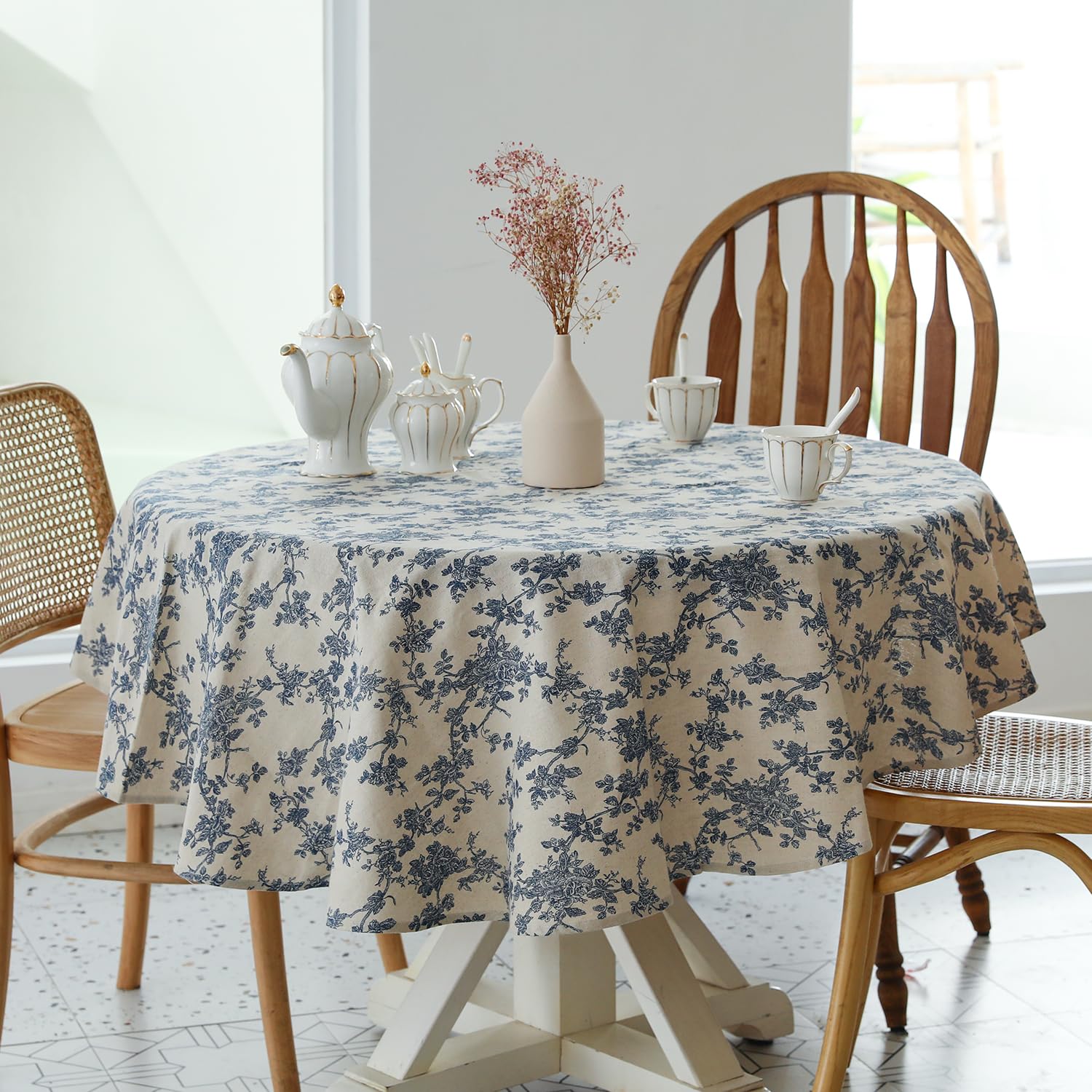 YiHomer Pastoral round tablecloth dust-proof design helps keep tabletops clean for outdoor gatherings.