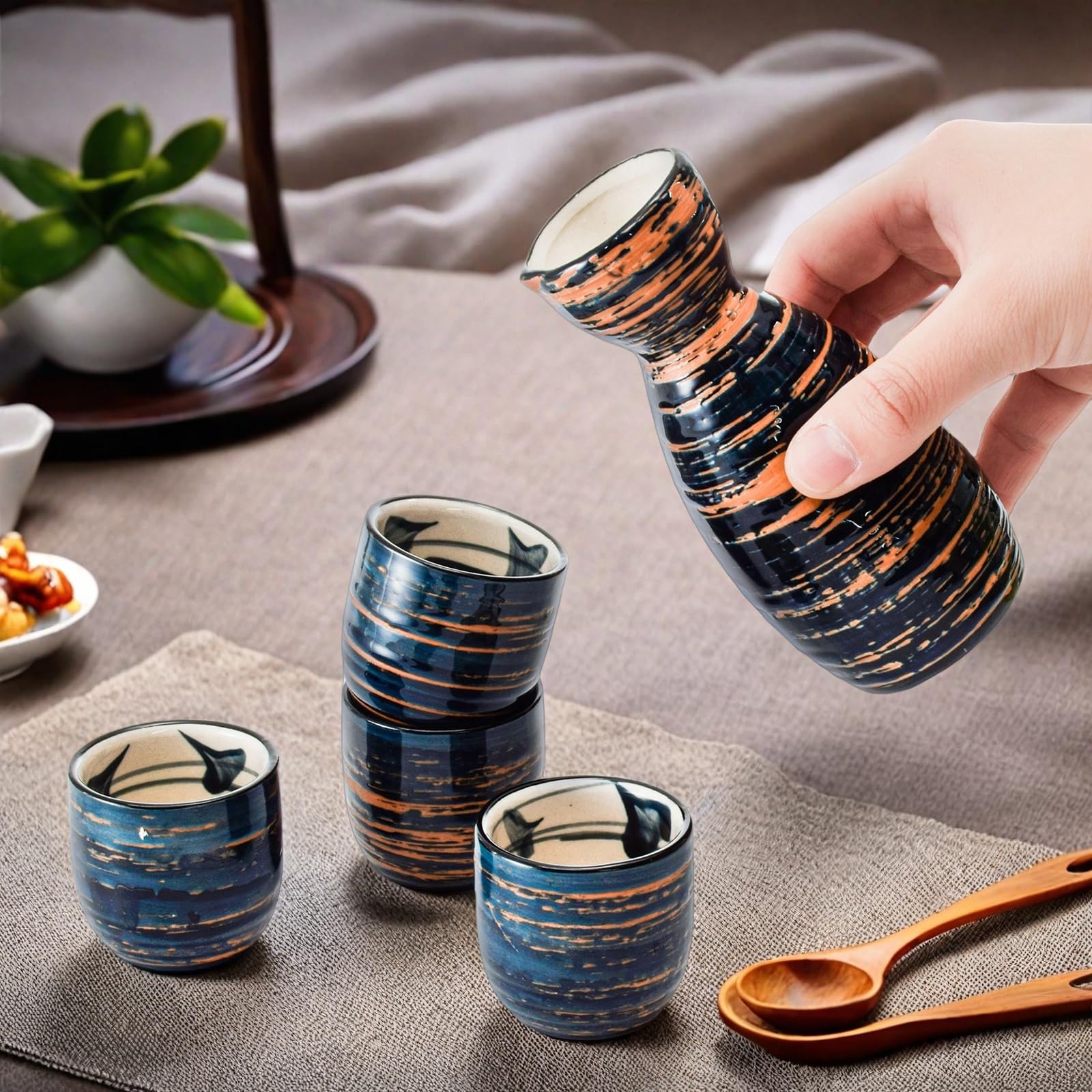YIMITEE drip-free pour spout minimizes spills during service