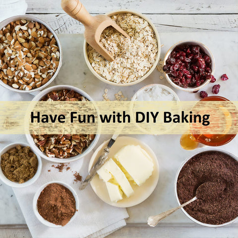 YingXue family baking with wooden mold for DIY holiday treats