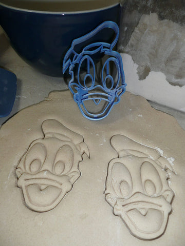 YNGLLC friend character cutter close-up highlighting playful cookie details
