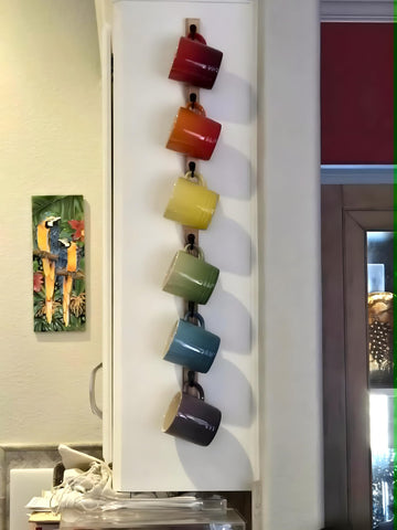 Yohsnor six-hook organizer suits cafes or home coffee stations.
