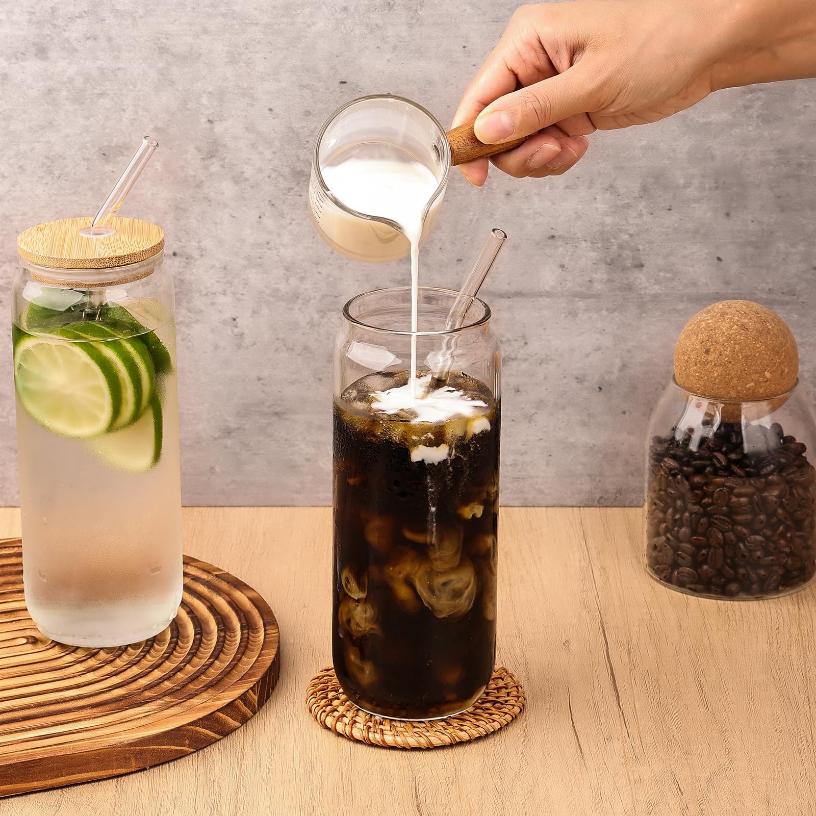YUNCANG bamboo lids provide eco-friendly closures for on-the-go drinking.
