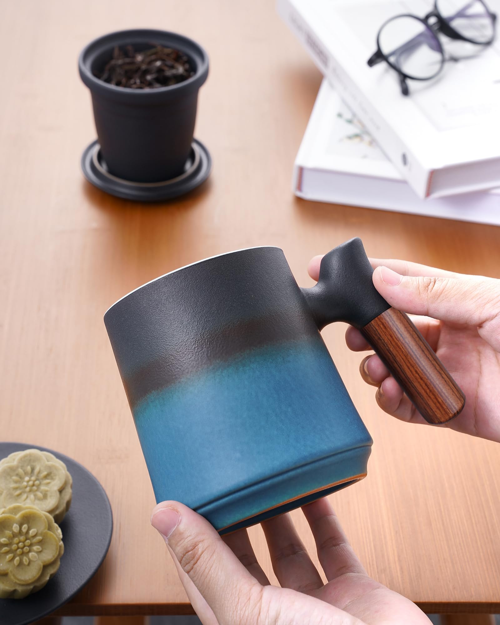 ZENS lid doubles as a coaster to catch drips after steeping.