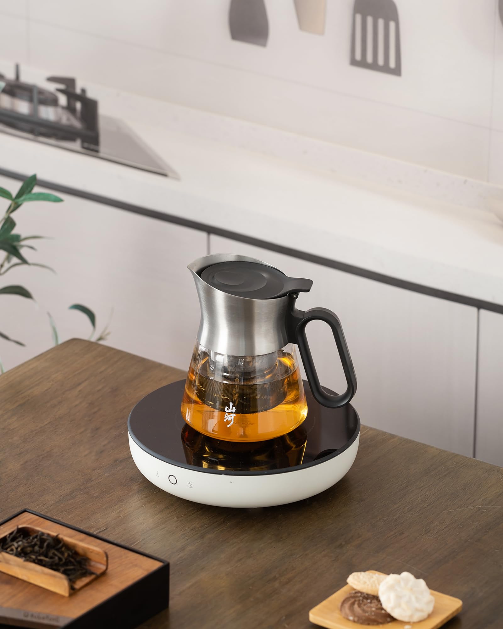 ZENS one-piece flip-top lid enables convenient, mess-free teapot pouring.