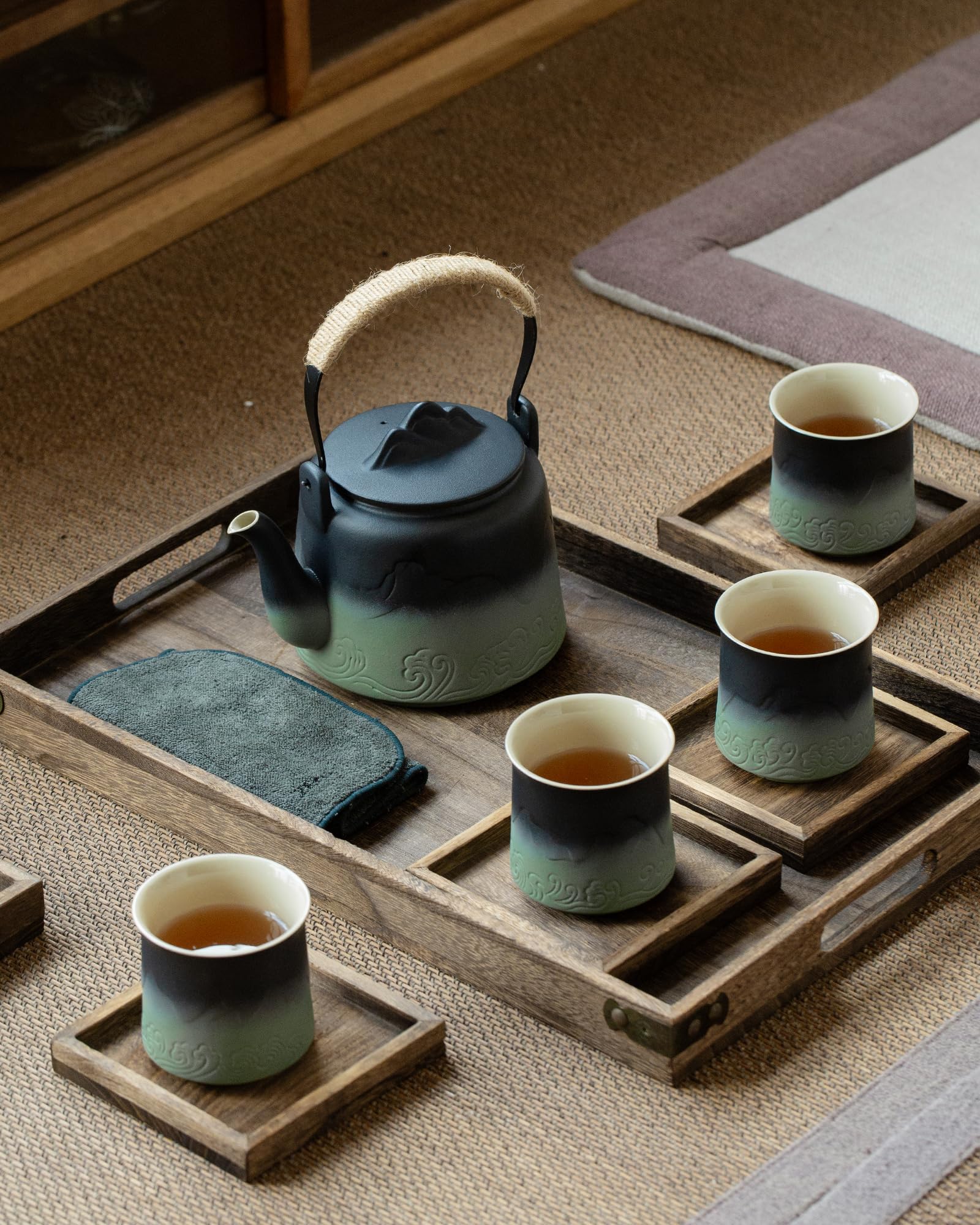 ZENS Vintage teapot gradient glaze with lid artwork enhances presentation.