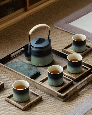ZENS Vintage teapot gradient glaze with lid artwork enhances presentation.