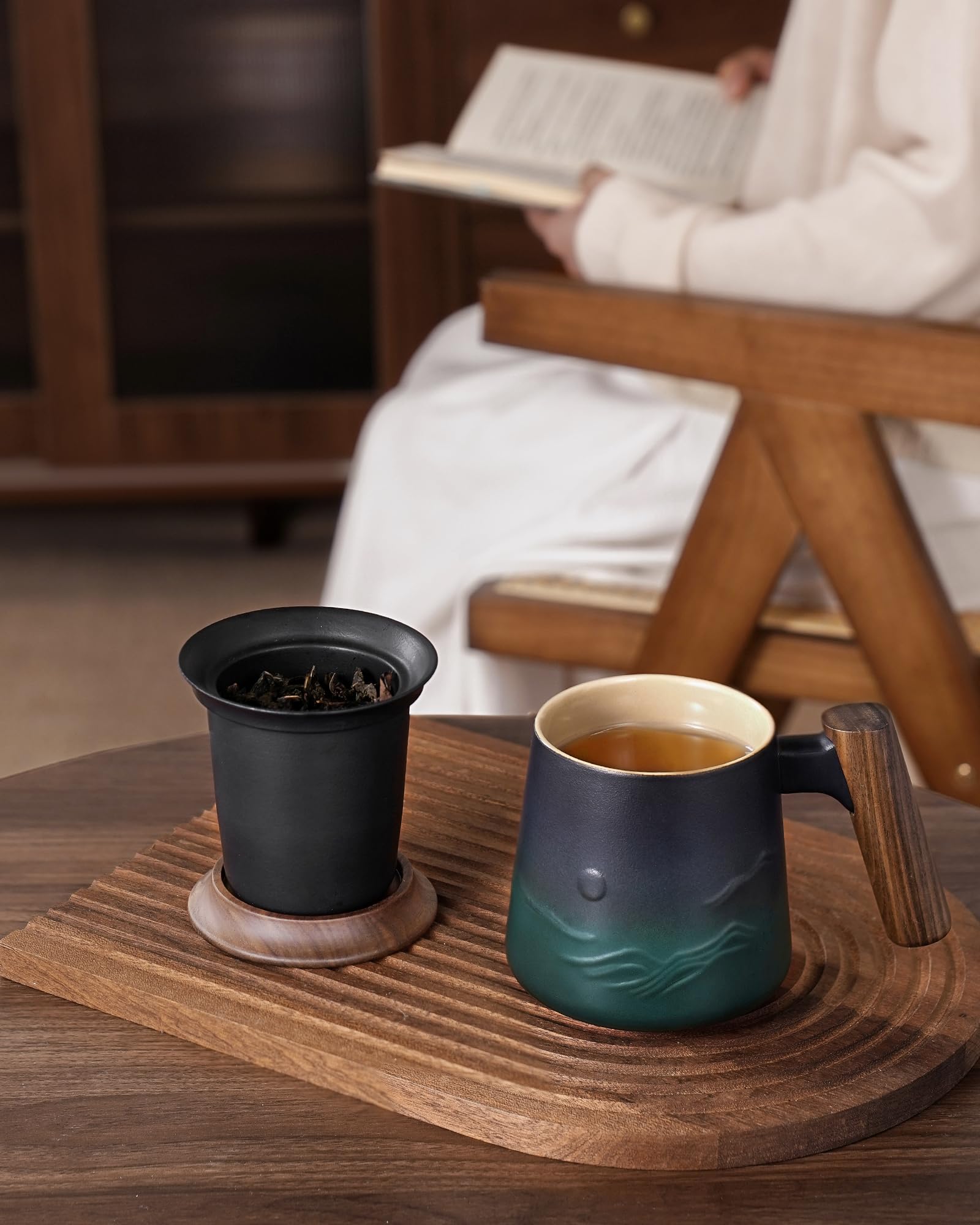 ZENS wooden-handle tea mug with ergonomic grip.