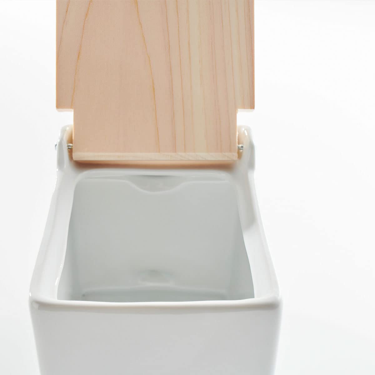 Zero Japan Bee House lid flip in action for one-handed access during cooking