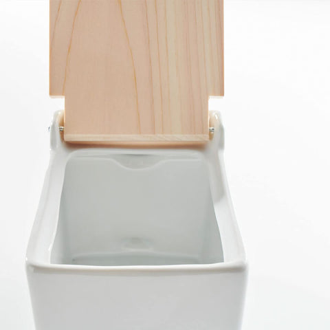 Zero Japan Bee House lid flip in action for one-handed access during cooking