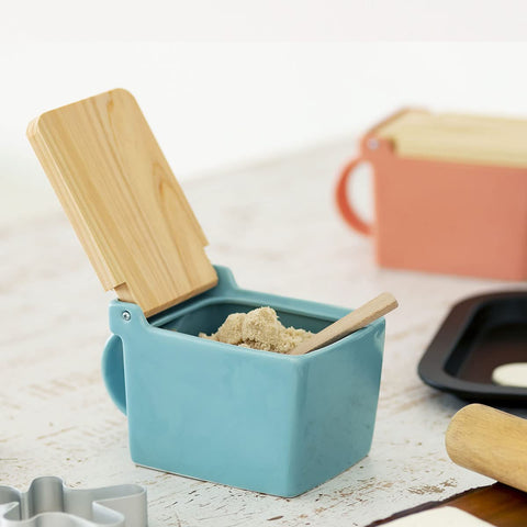 Zero Japan Bee House spice container in ceramic for organized storage.
