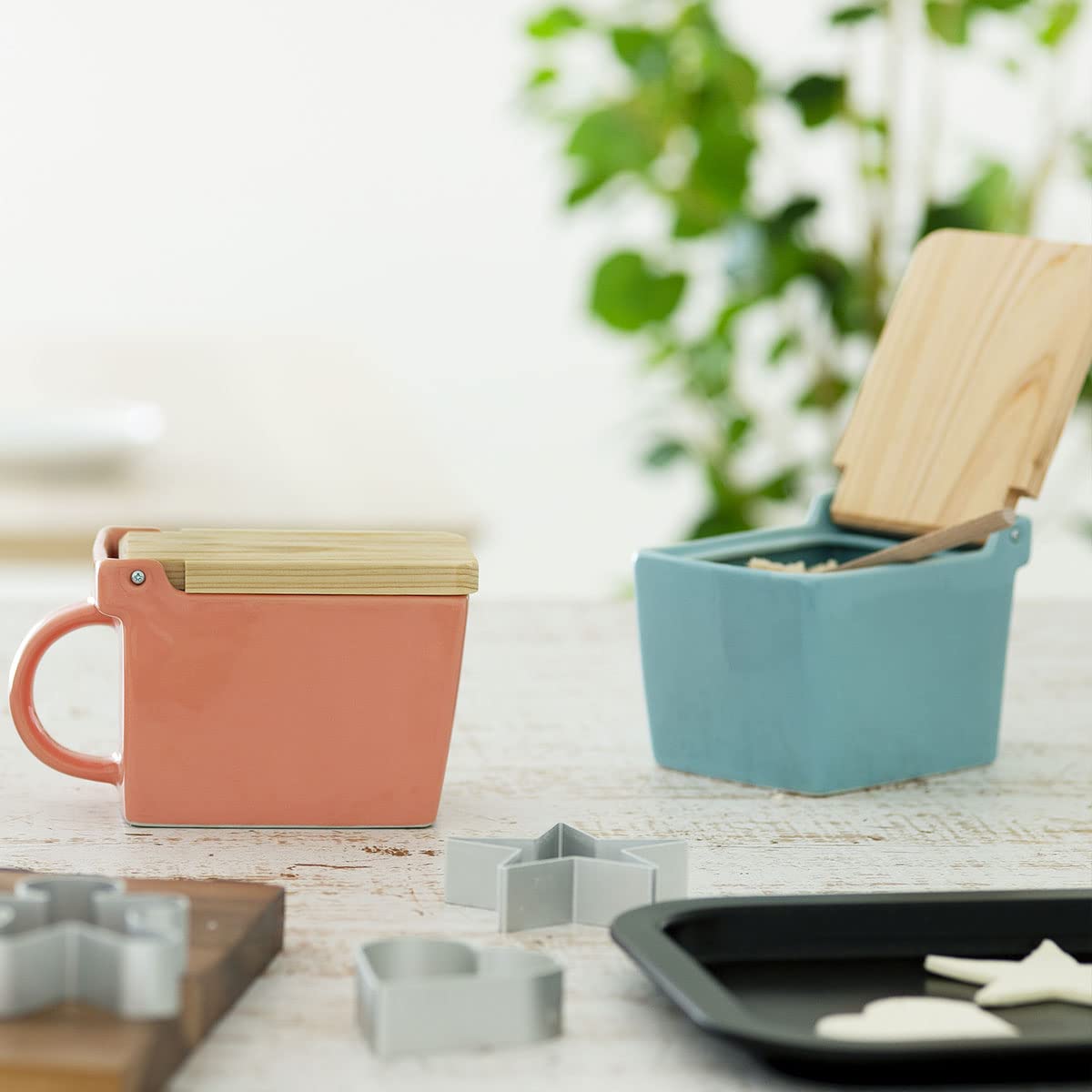 Zero Japan Bee House upcycled Hinoki lid adds natural warmth.