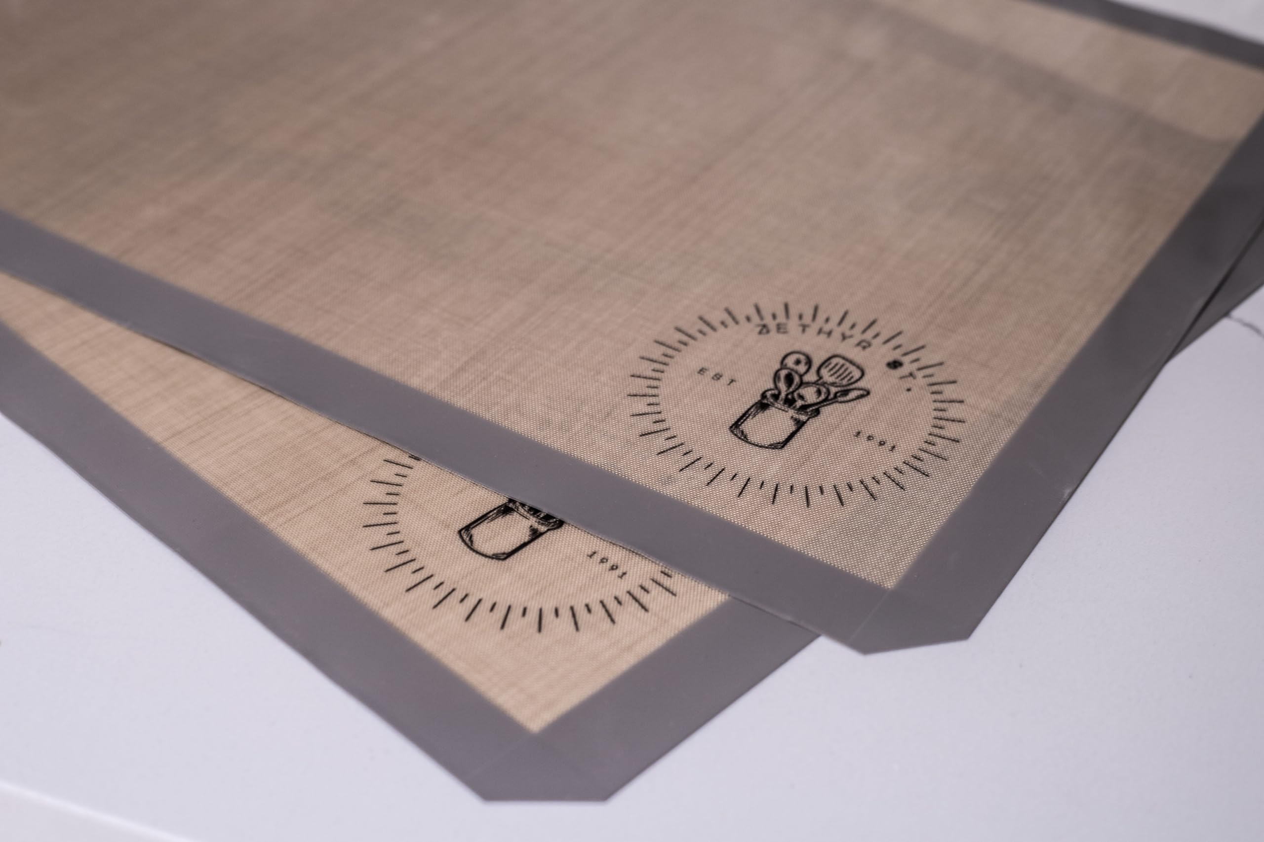 ZETHYR STREET durable silicone mat resisting staining over time