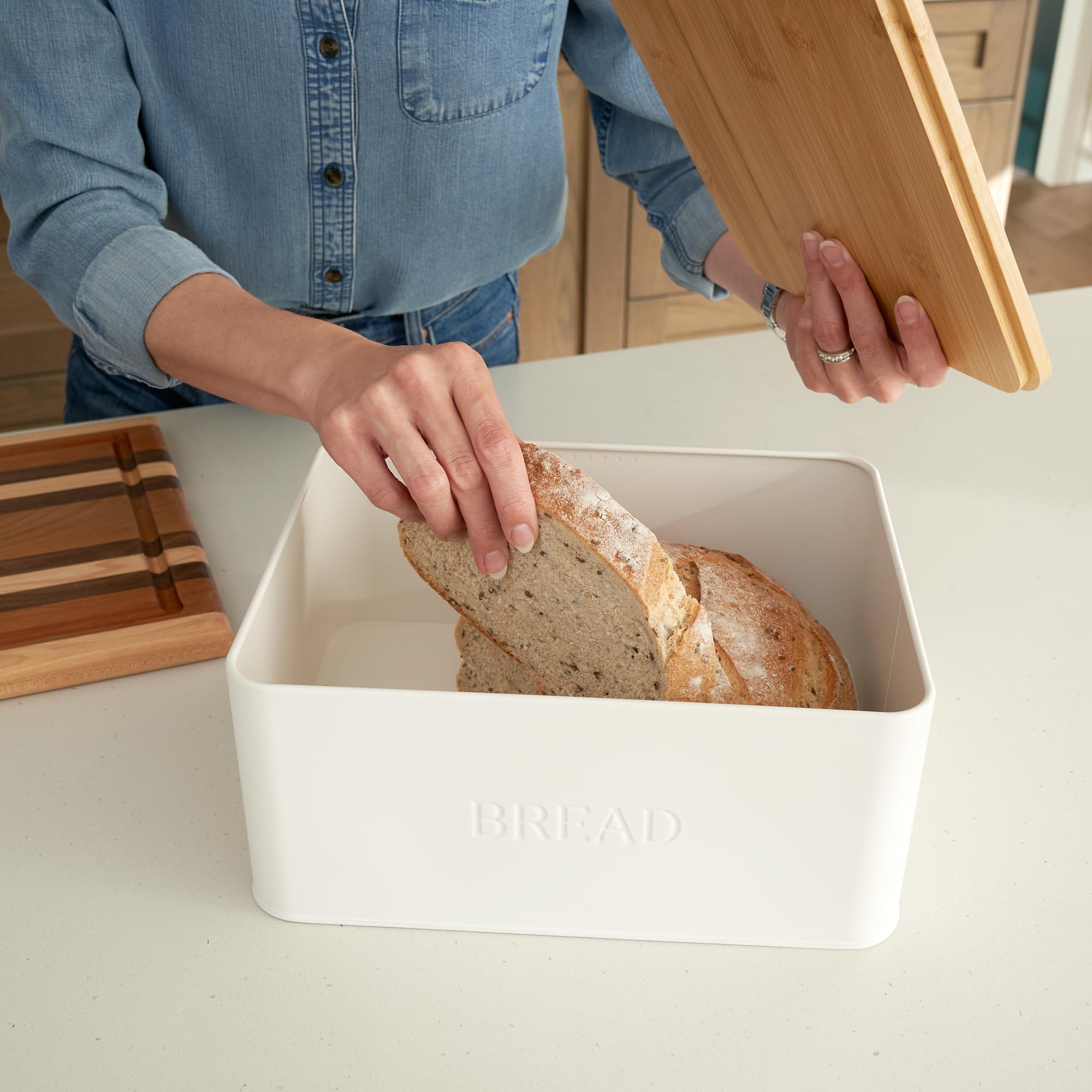 ZICOTO bamboo lid and ventilation ensure air circulation for bakery-fresh bread