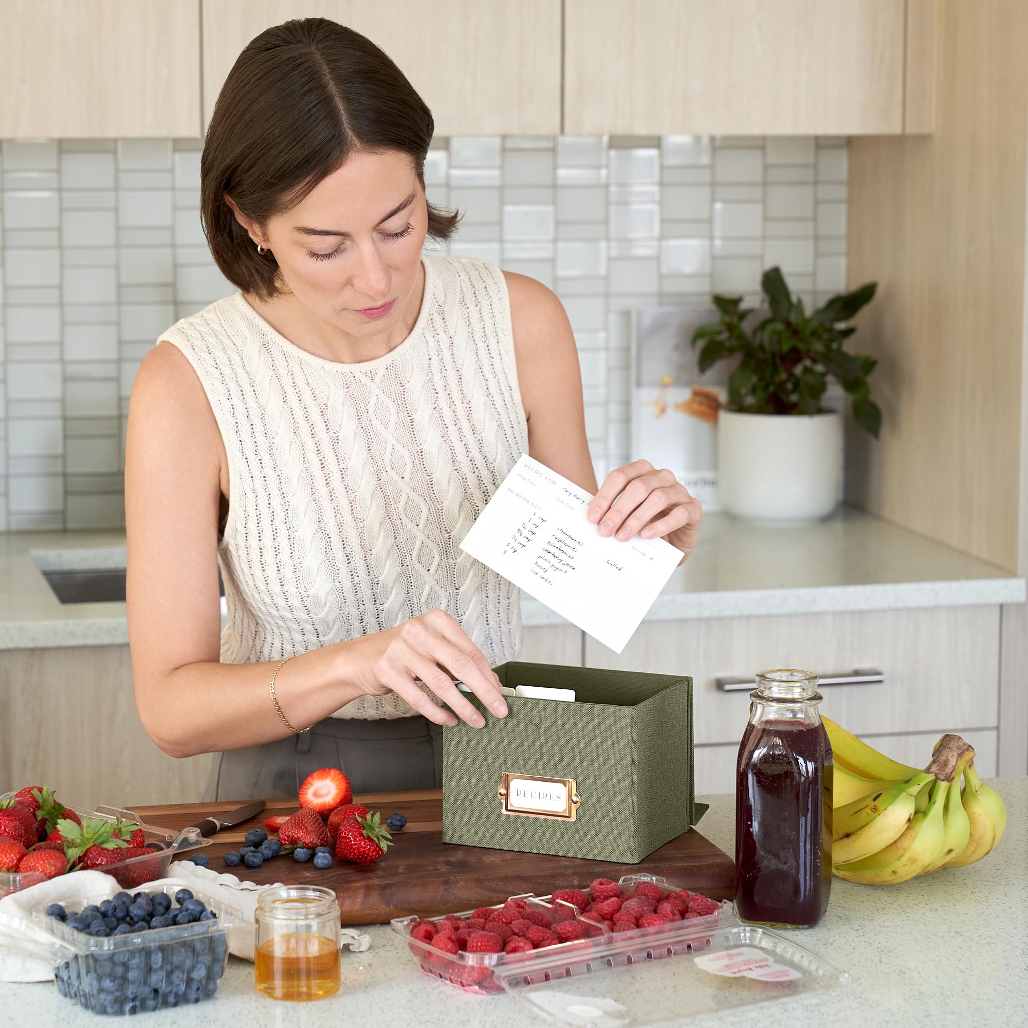 ZICOTO cards stay protected from stains and dust inside the linen box.