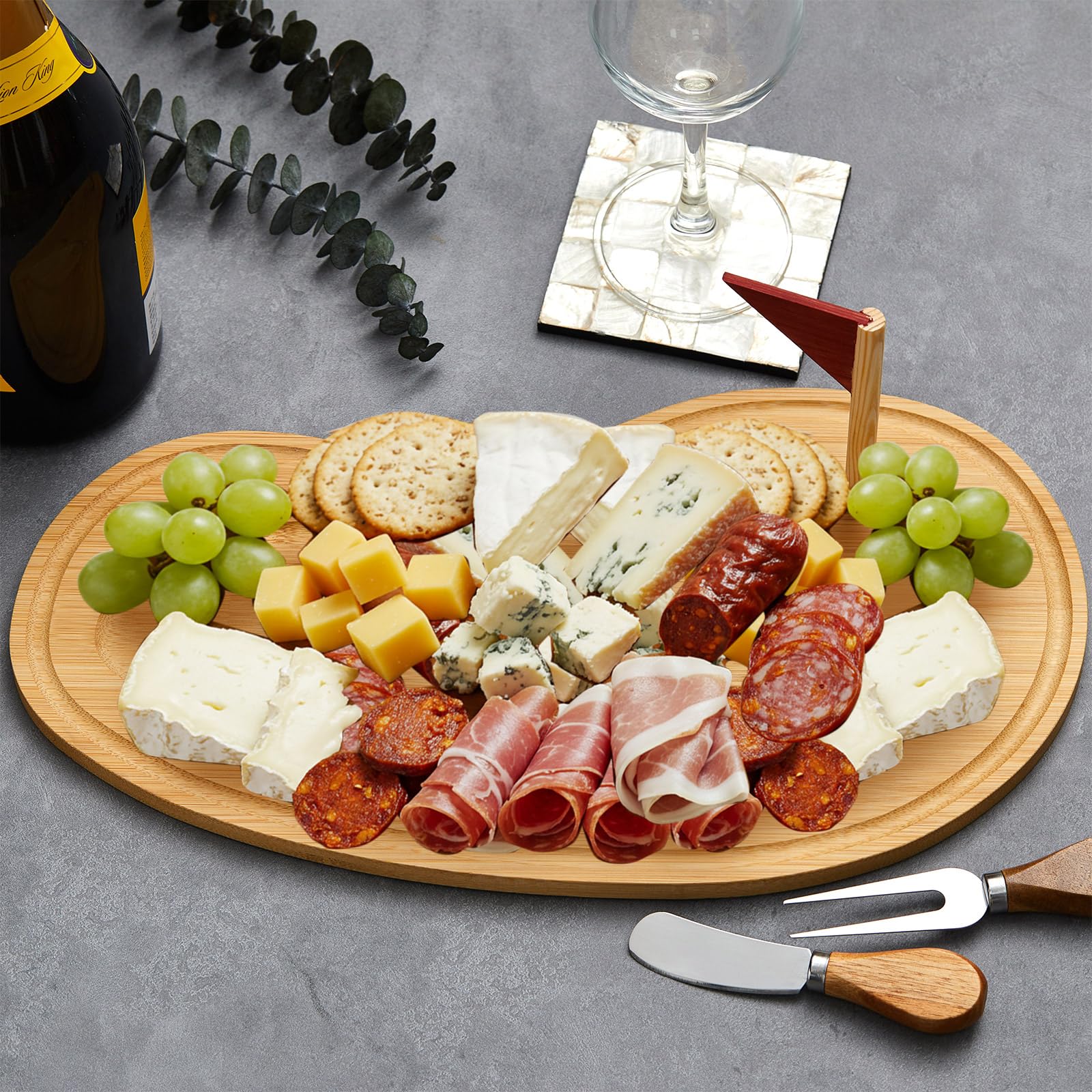 Ziliny golf silhouette serving plate as a decorative centerpiece.