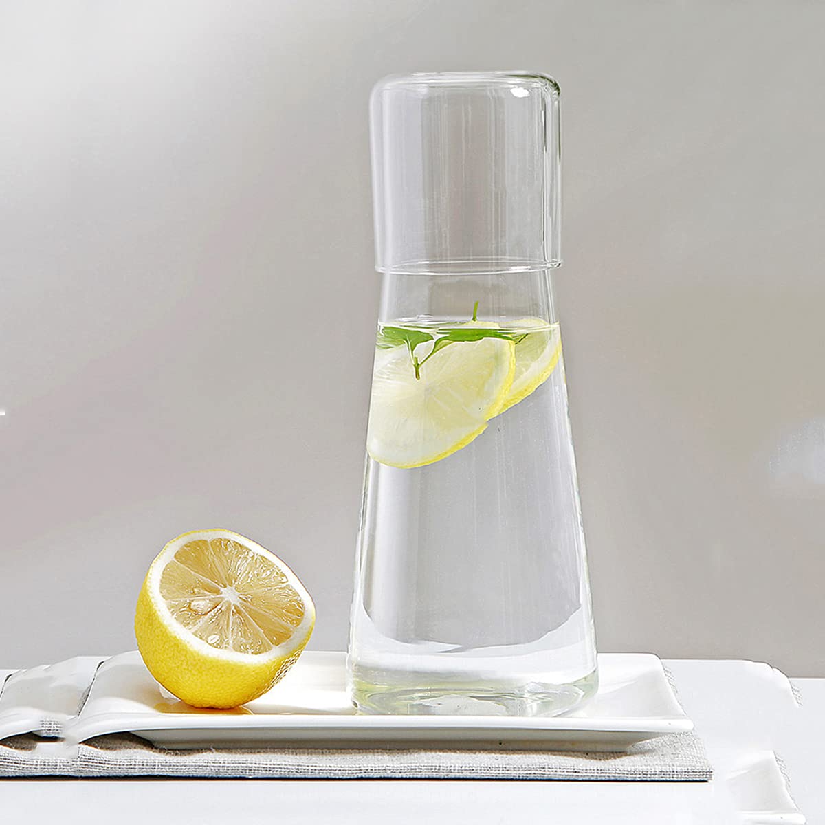 ZILJJ 30 oz capacity borosilicate carafe for large servings.