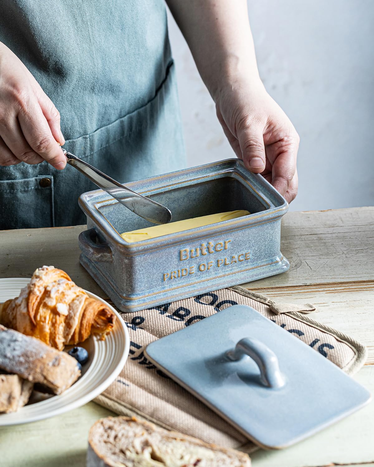 Zoeeker butter dish gift-ready in gray for cooking enthusiasts.